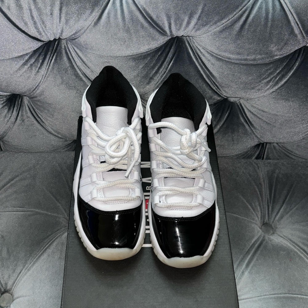 Fairly new Unisex Jordans retro 11s size 4